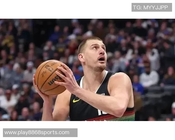 约基奇底线运球转身秀技艺精妙甩传助攻令人惊叹